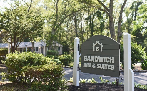 Sandwich Inn and Suites image 8